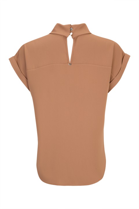 Blouse with a twisted collar Blouse with a twisted collar