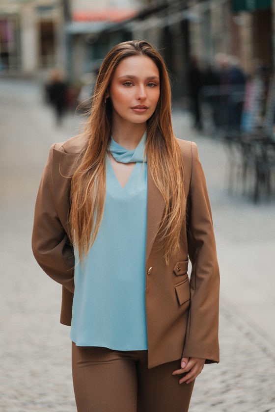 Blouse with a twisted collar
