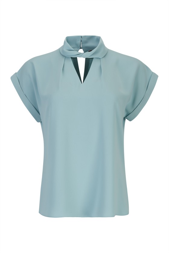 Blouse with a twisted collar