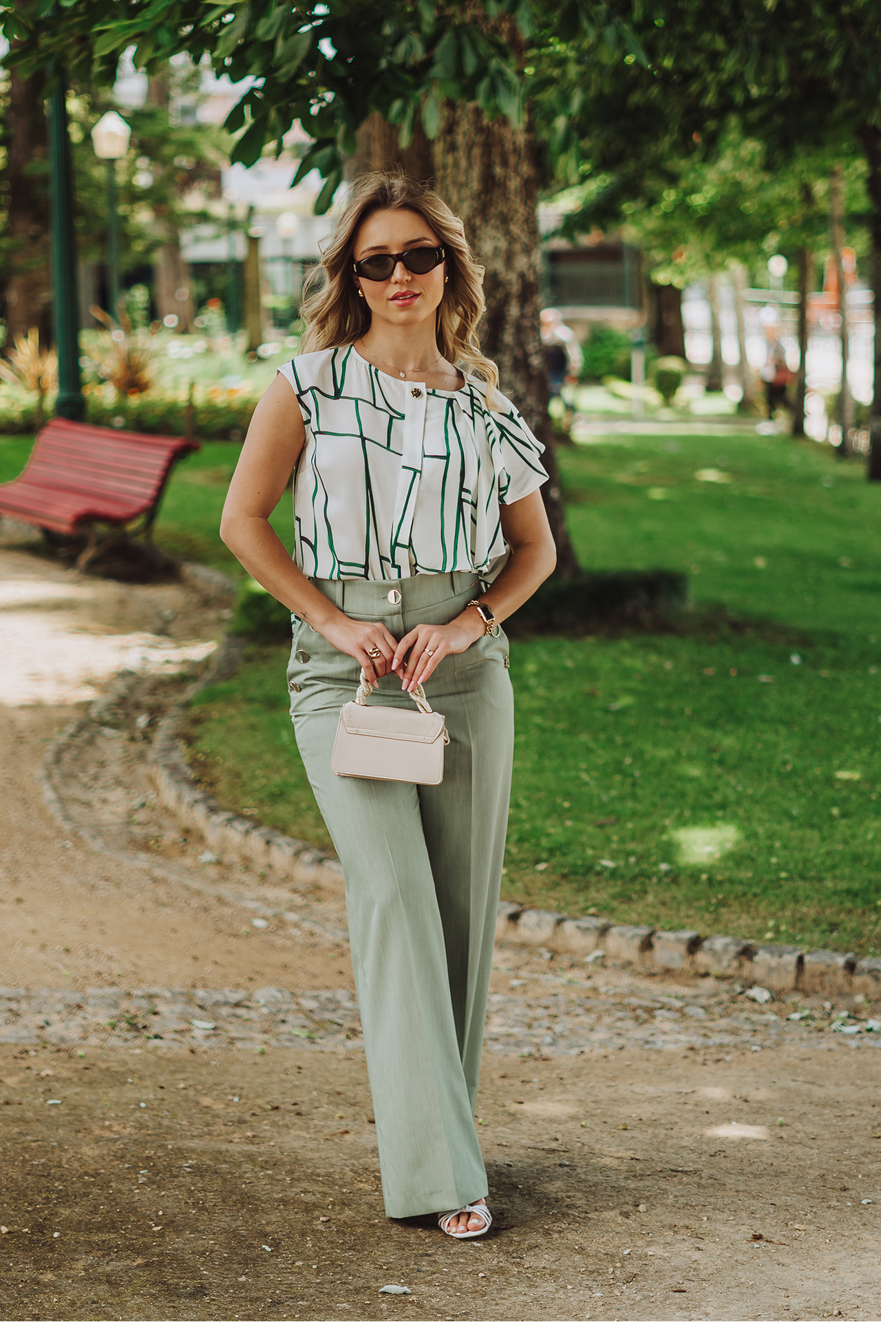 Trousers with silver buttons