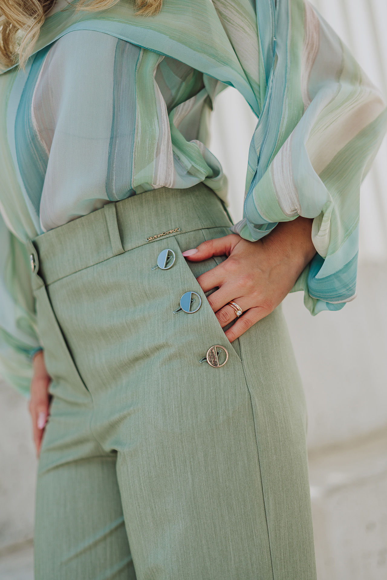 Trousers with silver buttons