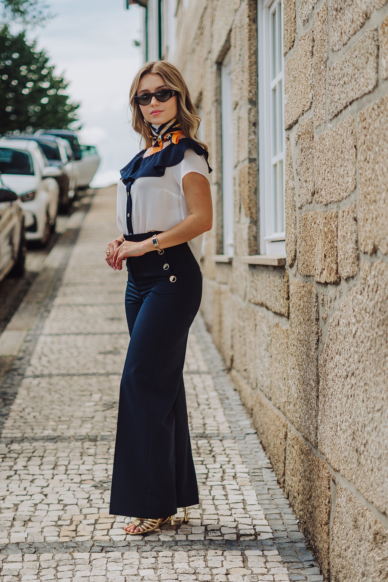 Trousers with silver buttons