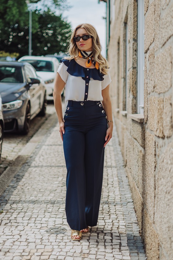 Trousers with silver buttons