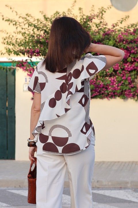 Blouse with an asymmetrical detail Blouse with an asymmetrical detail