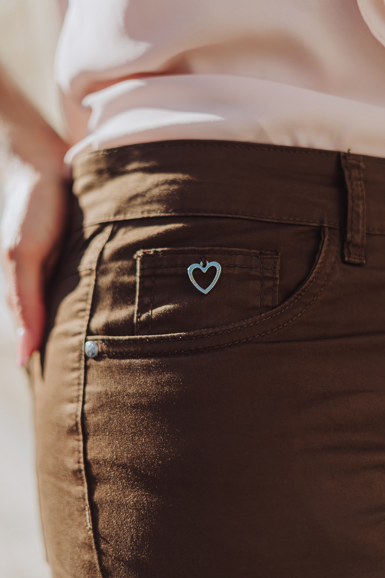 Pantalon chocolat brodé
