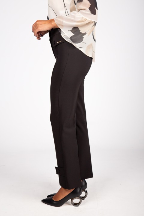 Trousers with pockets and flaps