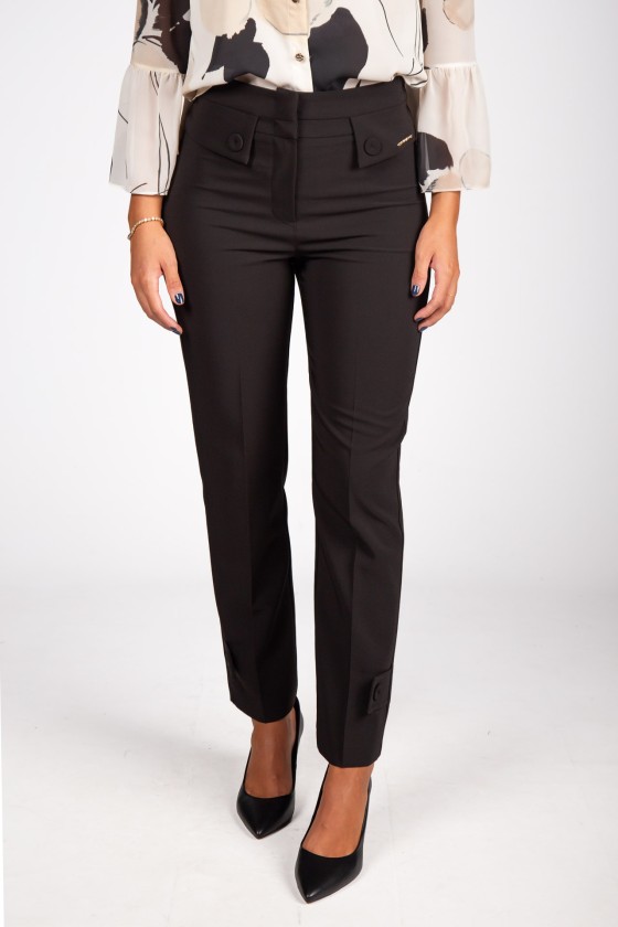 Trousers with pockets and flaps
