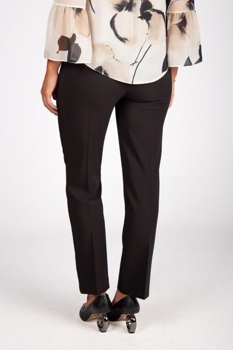 Trousers with pockets and flaps