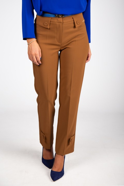 Trousers with pockets and flaps