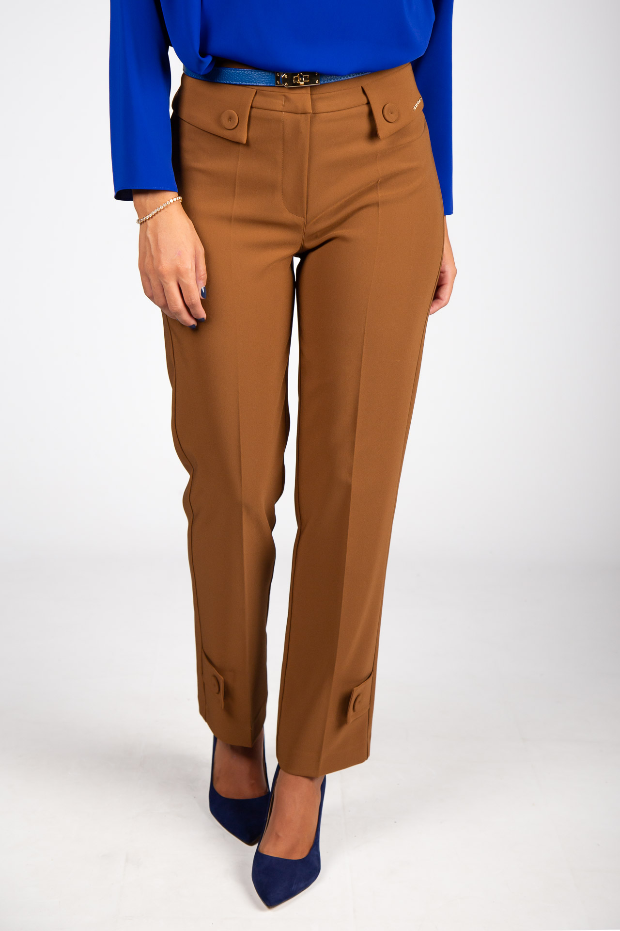 Trousers with pockets and flaps