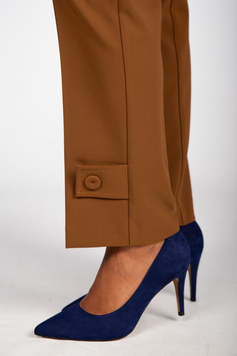 Trousers with pockets and flaps