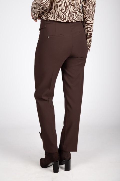 Trousers with pockets and flaps