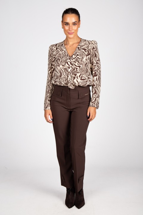 Trousers with pockets and flaps