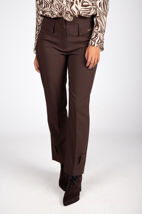 Trousers with pockets and flaps