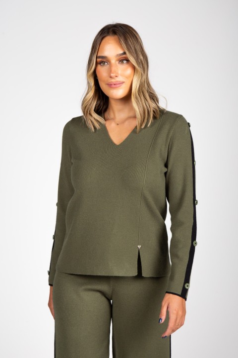 Knit sweater with stripe and buttons