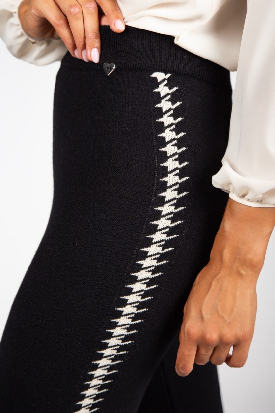 Knitted trousers with houndstooth stripe