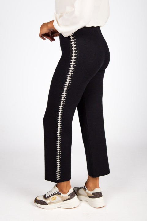 Knitted trousers with houndstooth stripe Knitted trousers with houndstooth stripe