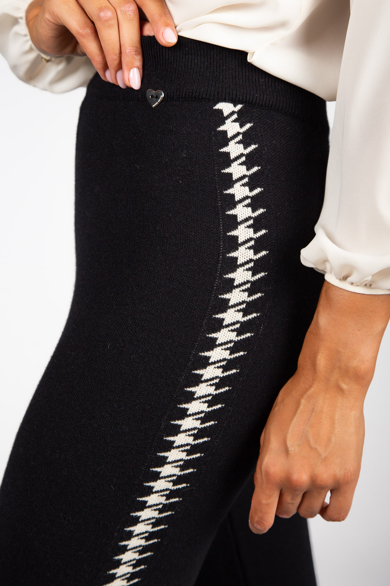 Knitted trousers with houndstooth stripe