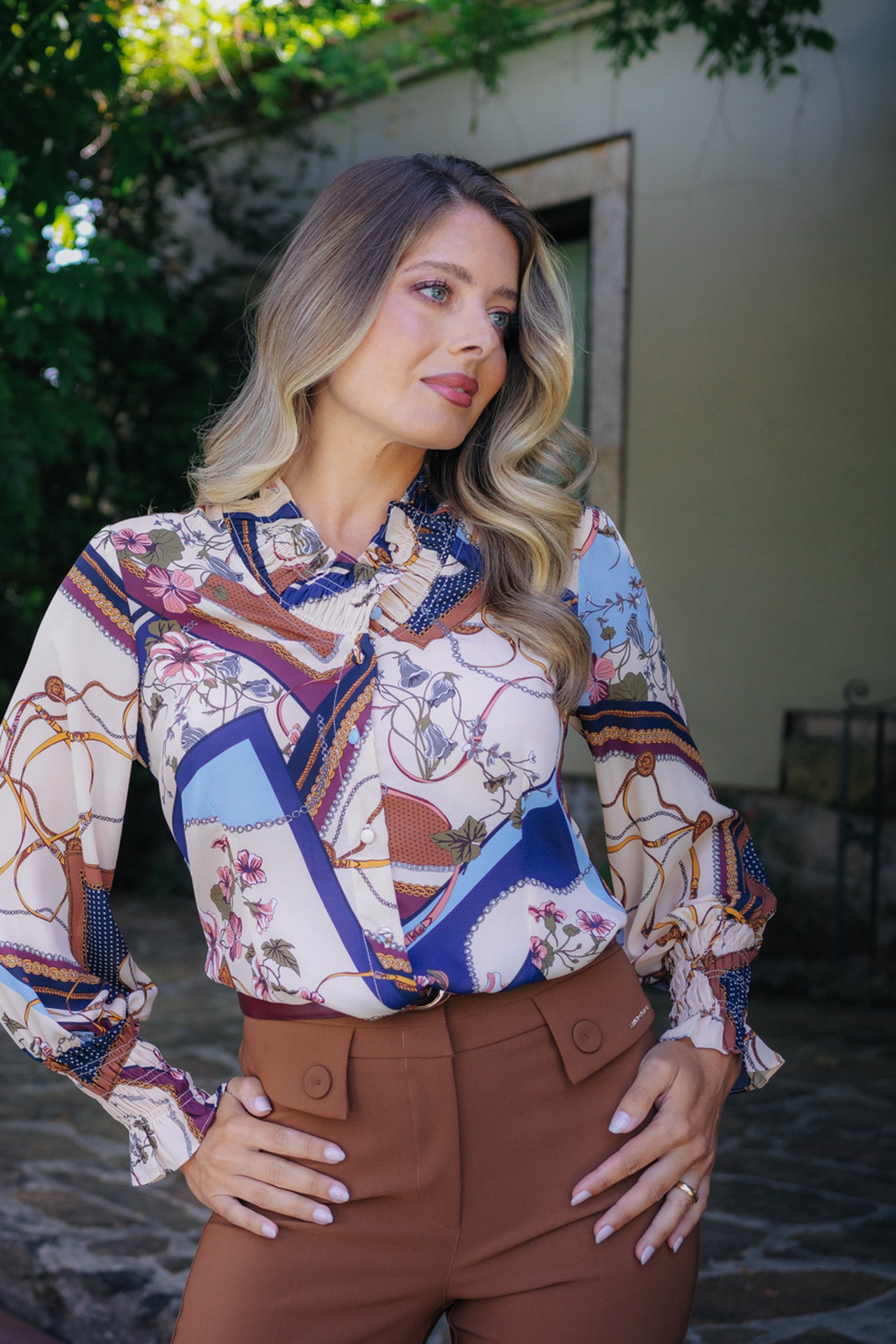 Printed blouse with a ruffled collar