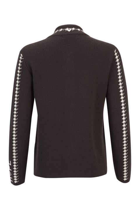 Knitted jacket with jacquard lettering