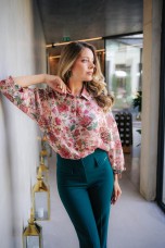 Trousers with pockets and flaps