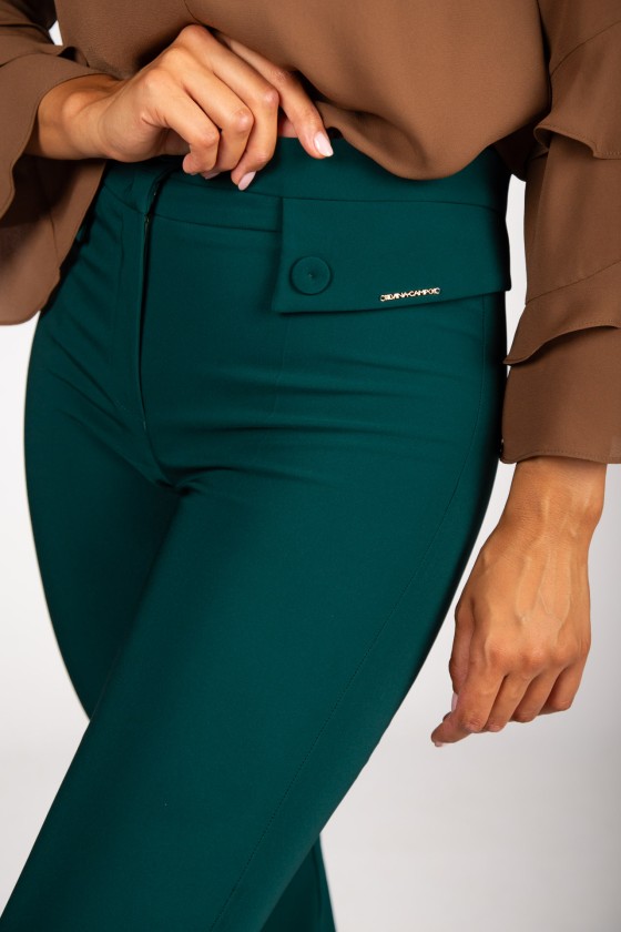 Trousers with pockets and flaps