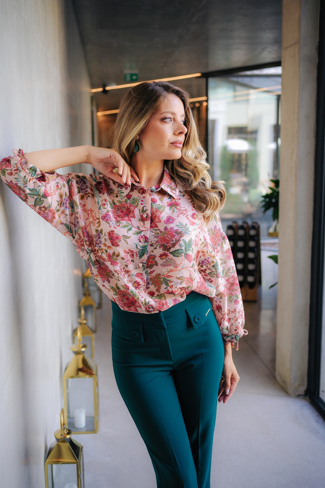 Trousers with pockets and flaps