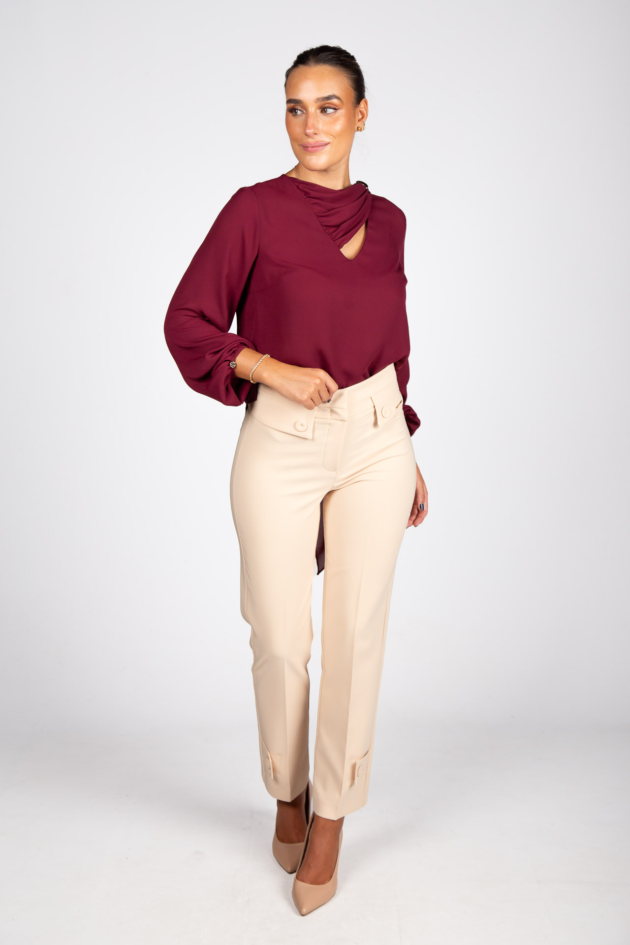 Trousers with pockets and flaps