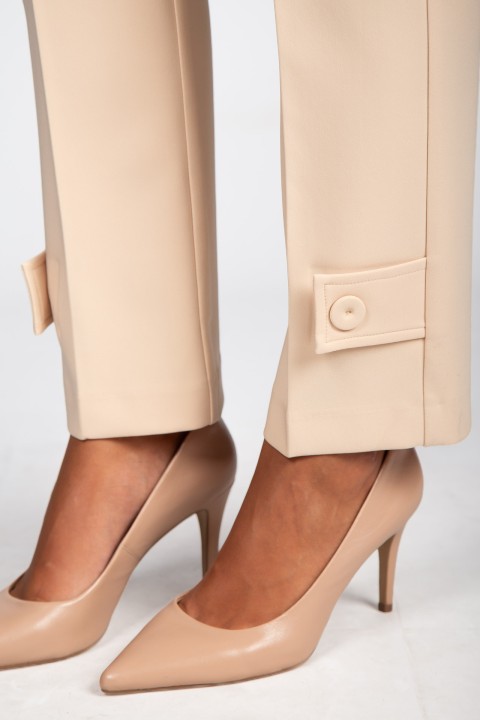 Trousers with pockets and flaps