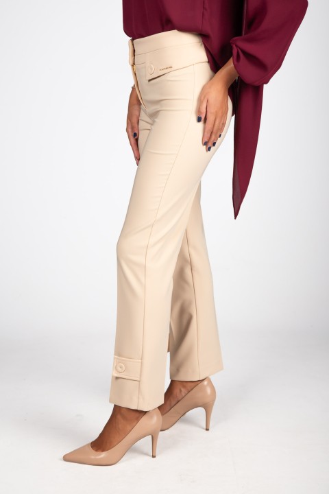 Trousers with pockets and flaps