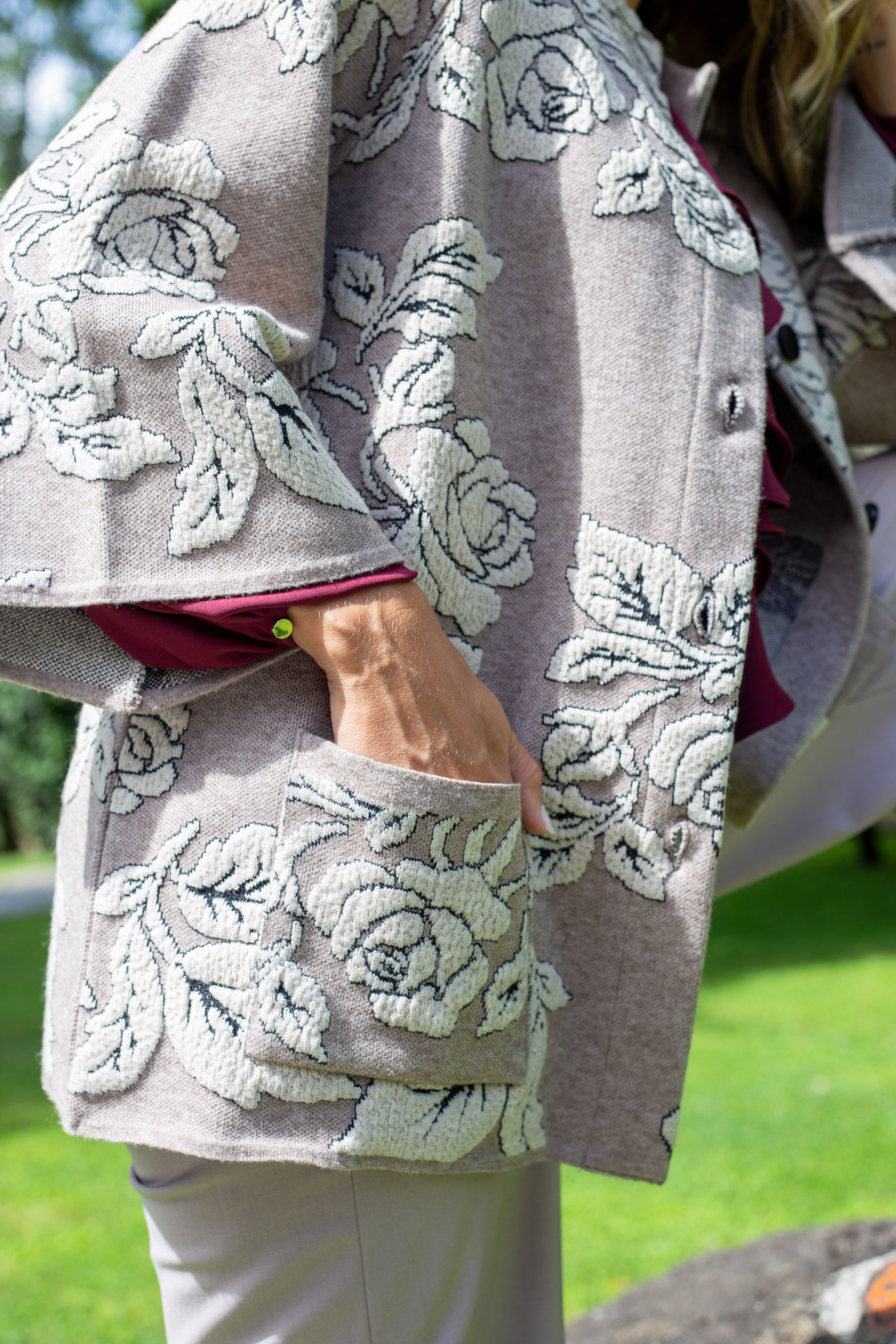 Jacquard knit cardigan with roses