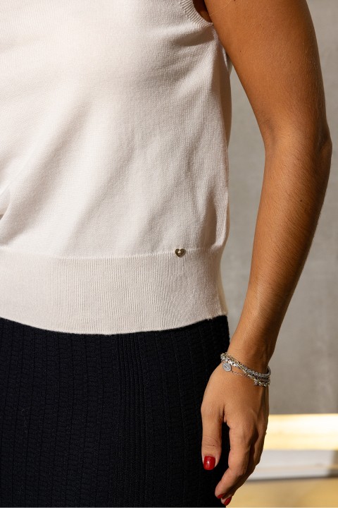 Sleeveless high-neck knit top