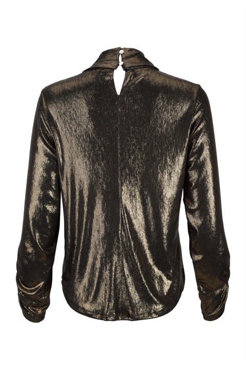 Camiseta con cuello retorcido