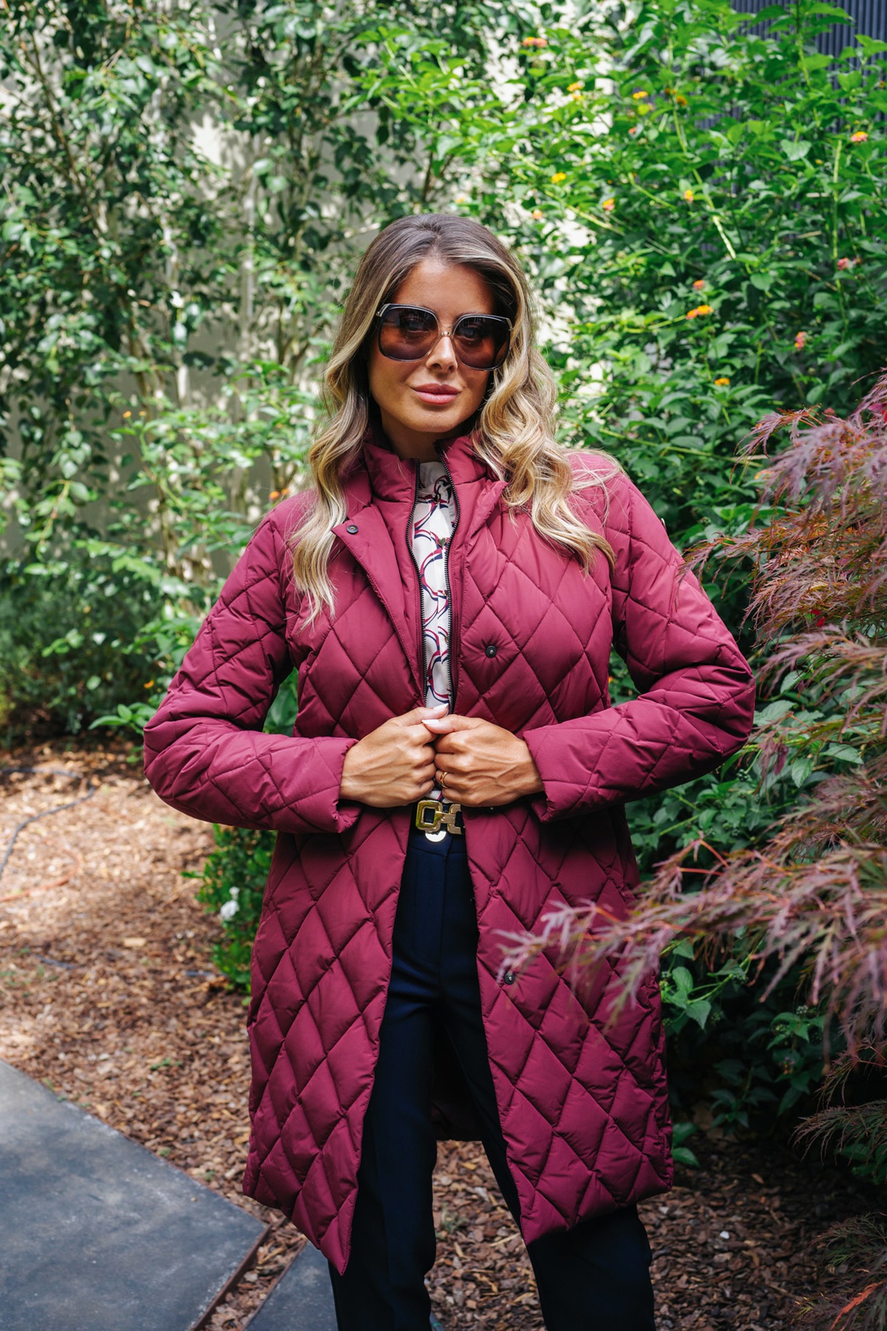 Parka acolchoada com cinto de fivela metálica