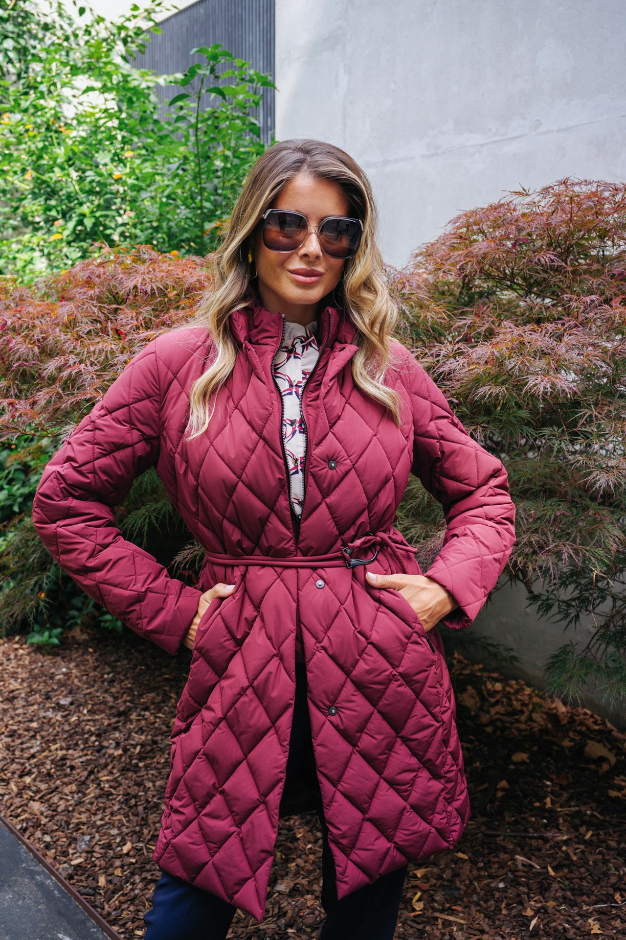 Parka acolchoada com cinto de fivela metálica