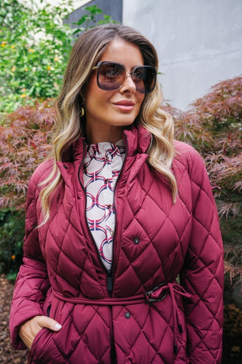 Parka acolchoada com cinto de fivela metálica Parka acolchoada com cinto de fivela metálica