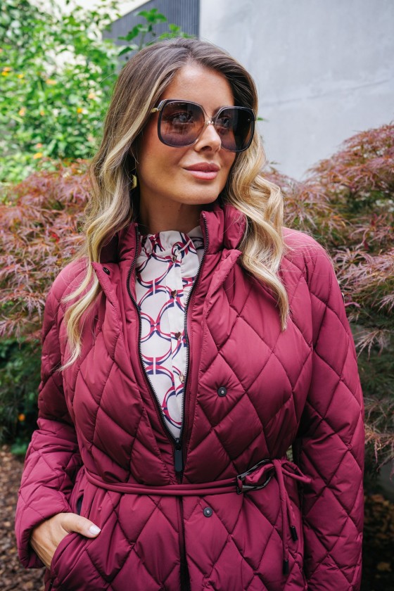 Parka acolchoada com cinto de fivela metálica