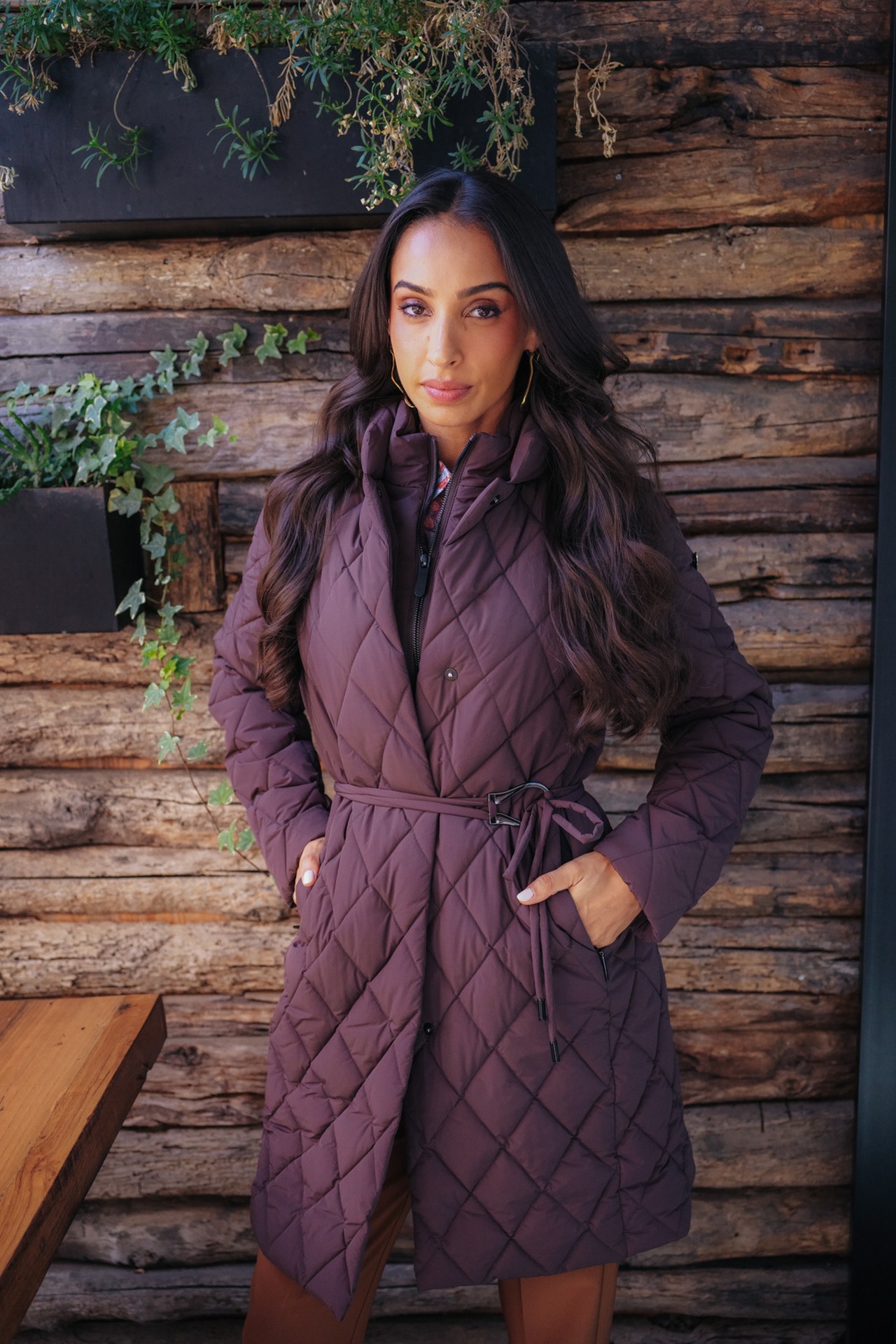 Parka acolchoada com cinto de fivela metálica