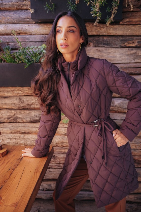 Parka acolchoada com cinto de fivela metálica