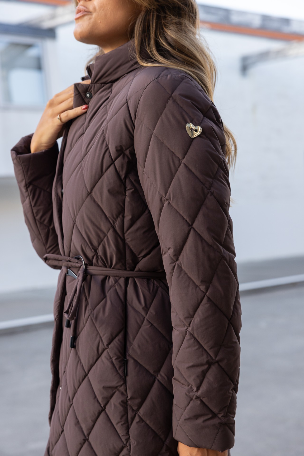 Parka acolchoada com cinto de fivela metálica