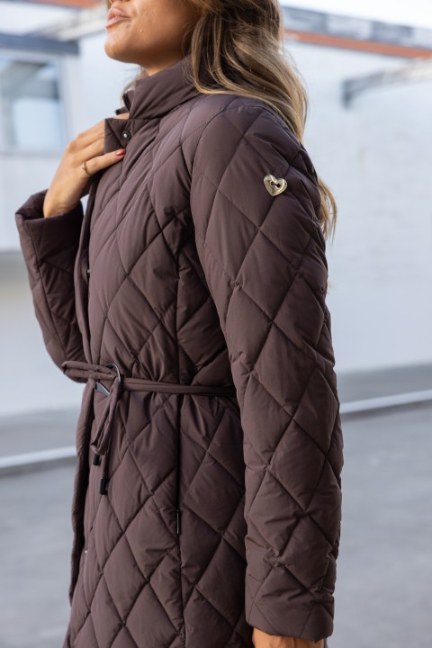 Parka acolchoada com cinto de fivela metálica Parka acolchoada com cinto de fivela metálica