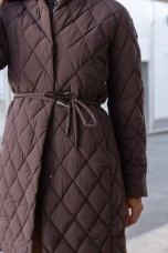 Parka acolchoada com cinto de fivela metálica