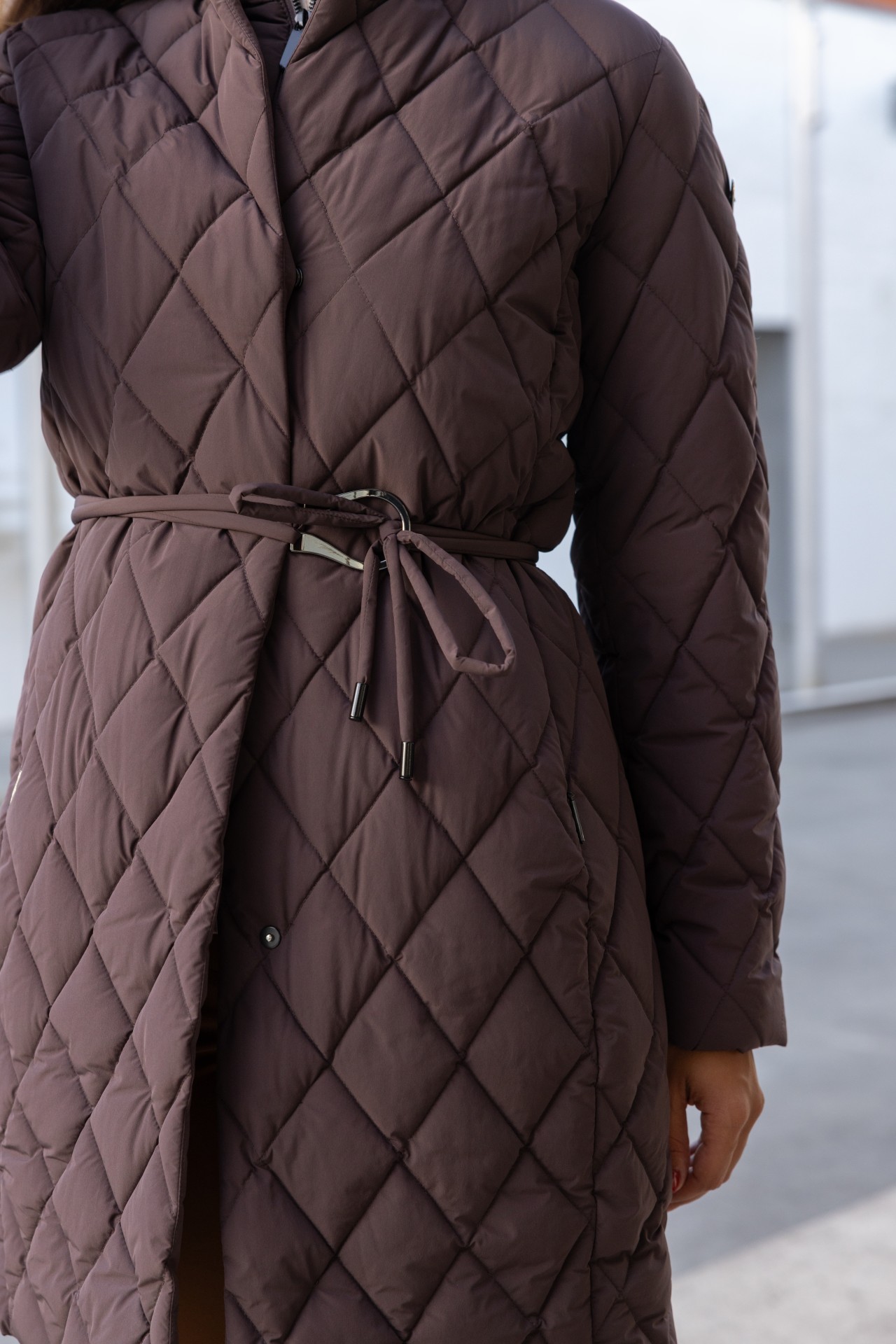 Parka acolchoada com cinto de fivela metálica
