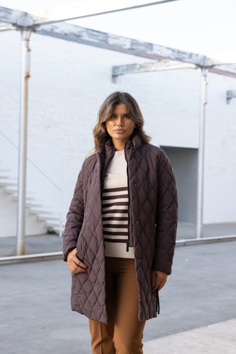 Parka acolchoada com cinto de fivela metálica Parka acolchoada com cinto de fivela metálica