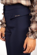 Trousers with pockets and flaps