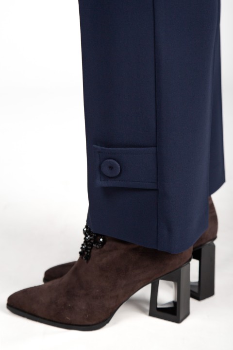 Pantalones con bolsillos y solapas Pantalones con bolsillos y solapas