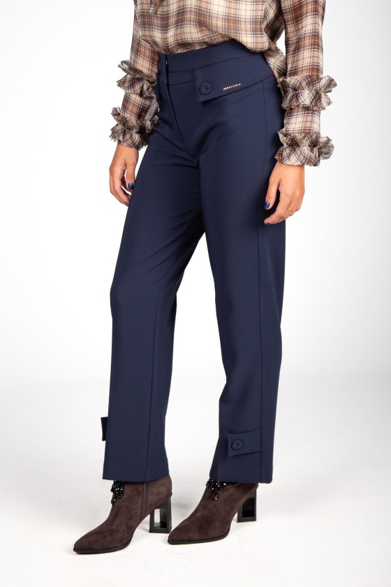 Trousers with pockets and flaps