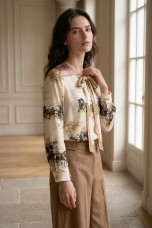 Túnica estampada com laço e ilhós dourados